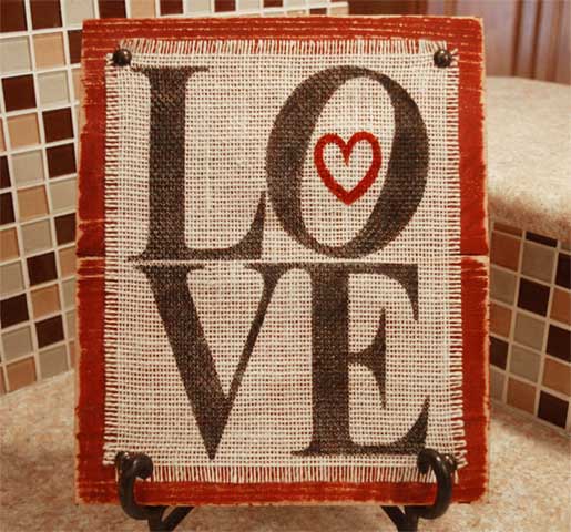 Make a rustic Valentine love sign using a free SVG file. Burlap and wood Valentine's Day Projects love sign made with Cricut and free SVG